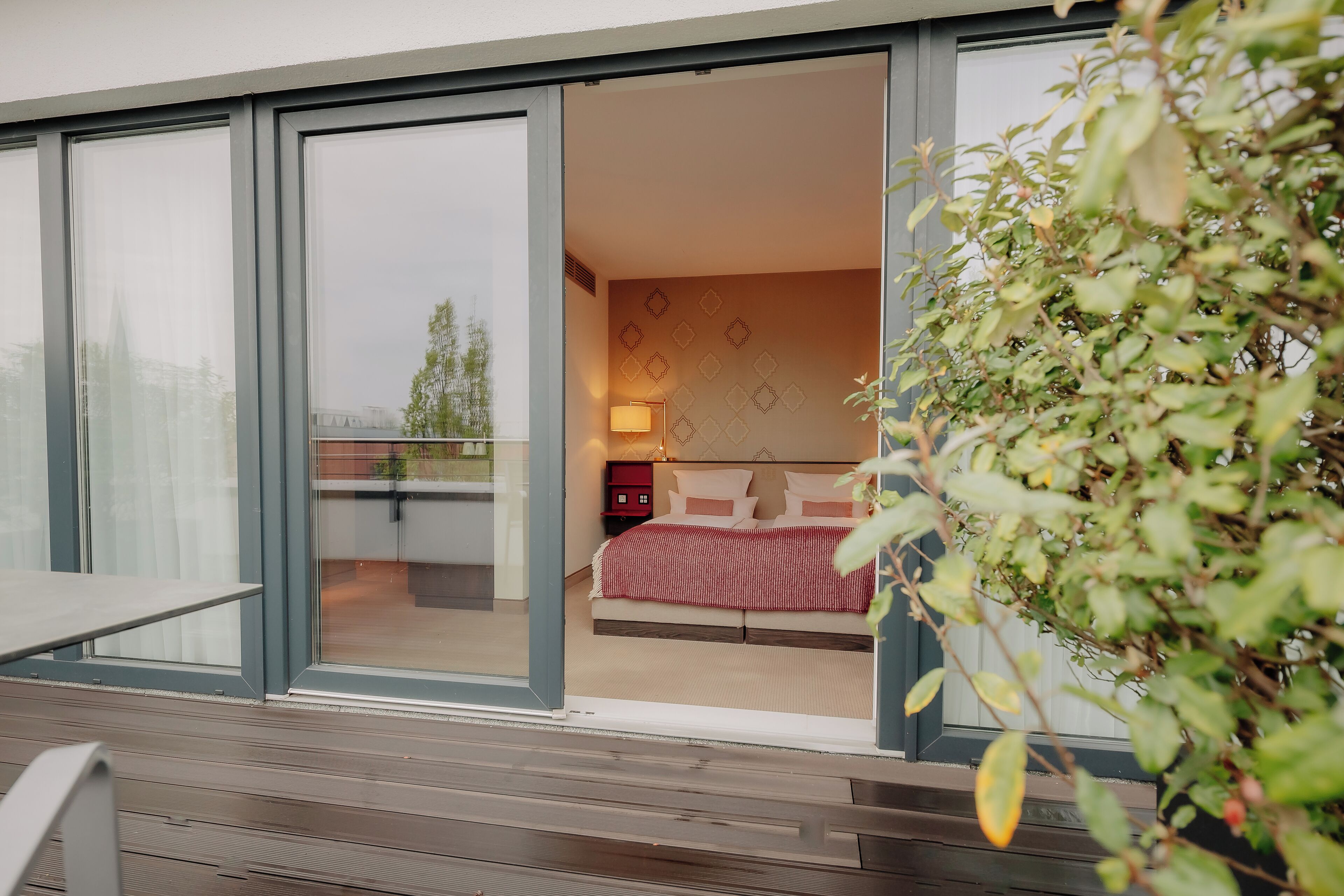 Deluxe kamer, 1 twee- of 2 eenpersoonsbedden, balkon, uitzicht op stad | Een minibar, een kluis op de kamer, een bureau, geluiddichte muren