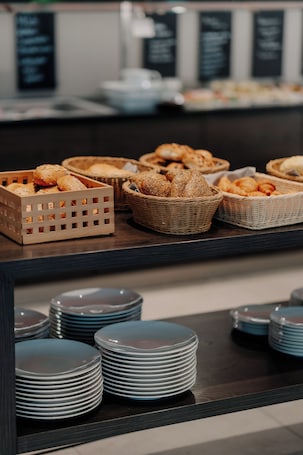 Daily buffet breakfast for a fee. LOOKEN INN Lingen by Hackmann
