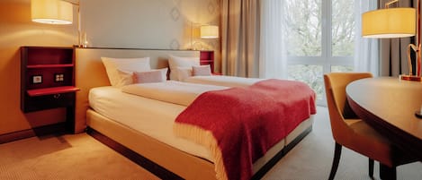 Comfort dubbelrum eller tvÄbÀddsrum - allergivÀnlig - utsikt mot staden | Minibar, vÀrdeförvaringsskÄp pÄ rummet, skrivbord och ljudisolering