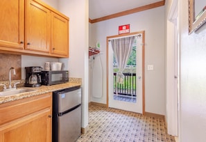 Villa, 1 King Bed, Kitchenette | Living area