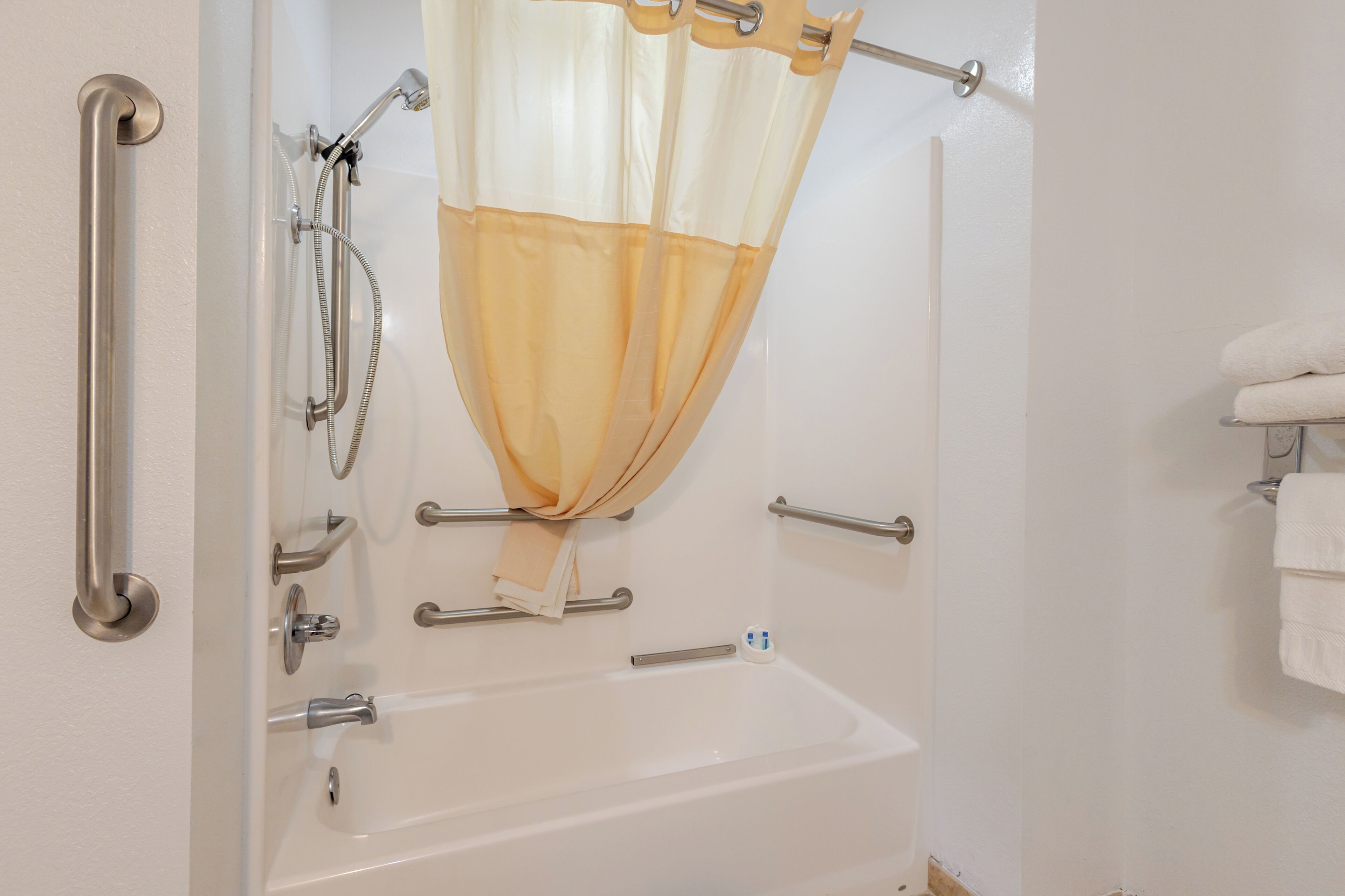 Une salle de bain avec une baignoire, une douche et des toilettes.