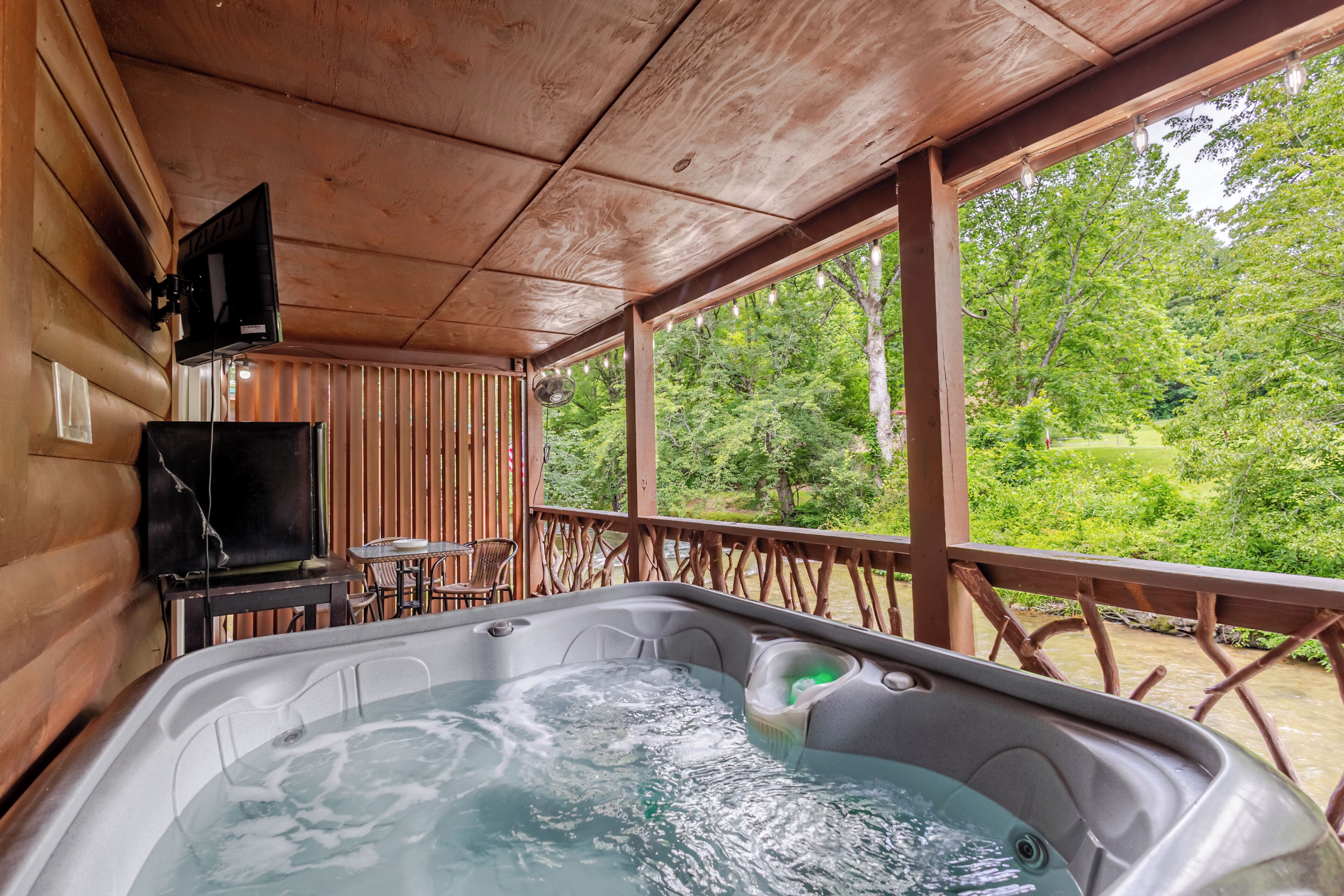 럭셔리 캐빈, 침실 2개, 주방 | 거실 공간 | TV