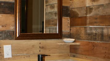 Een bad/douchecombinatie, gratis toiletartikelen, een haardroger