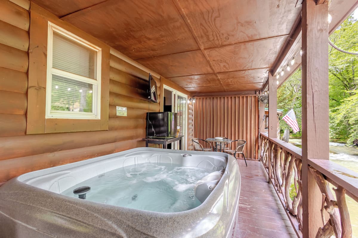 Luxury Cabin, 2 Bedrooms, Kitchen | Living area | TV