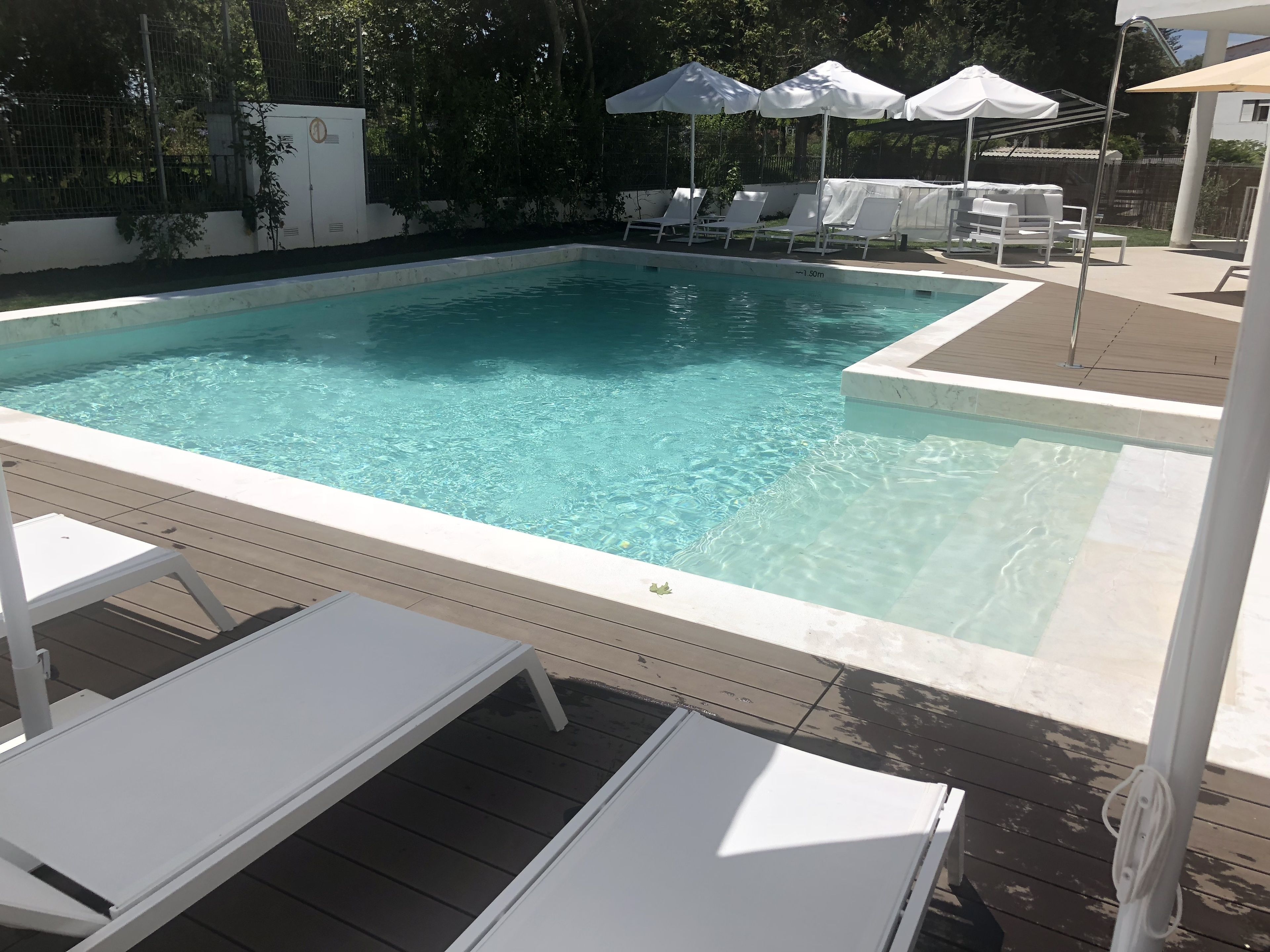 Una piscina techada, una piscina al aire libre