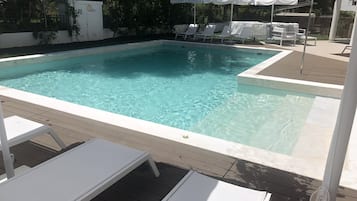 Una piscina techada, una piscina al aire libre