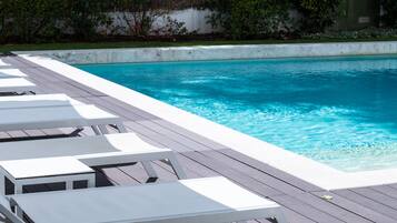 Piscine couverte, piscine extérieure, chaises longues