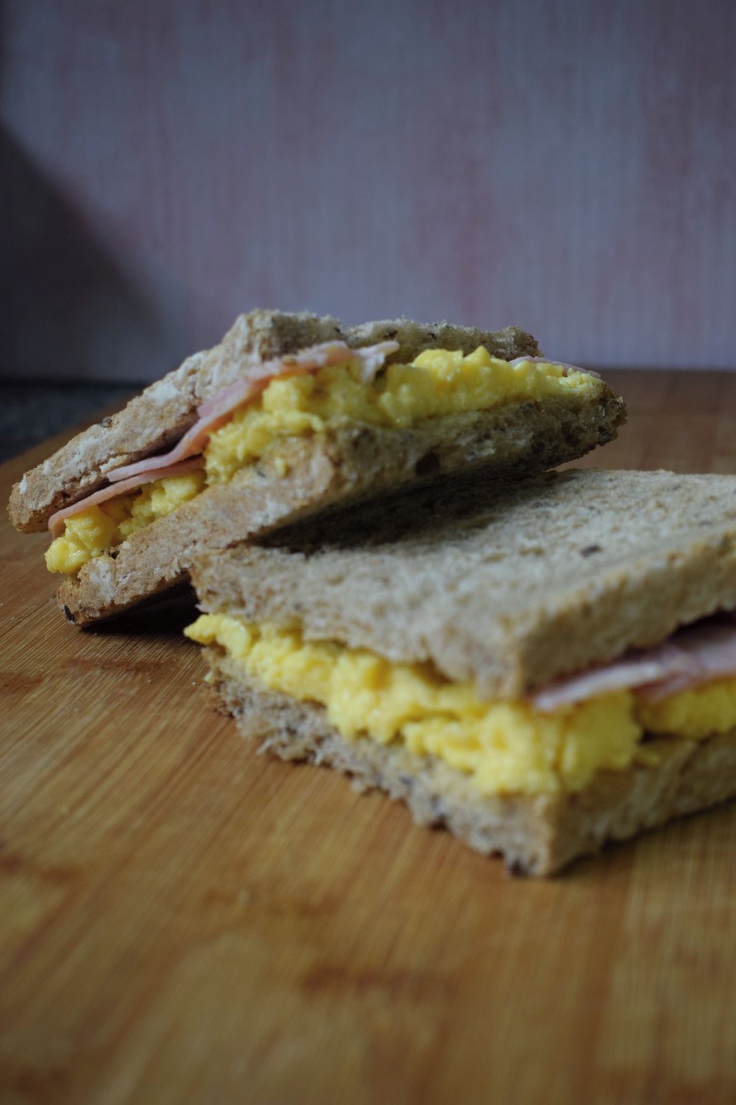 Un sandwich coupé en deux sur une surface en bois.