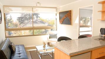 Apartment, 1 Schlafzimmer | Wohnbereich | Flachbildfernseher