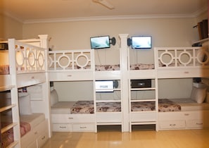 Dormitorio compartido (6 Persons) | 2 dormitorios, caja fuerte, escritorio y tabla de planchar con plancha