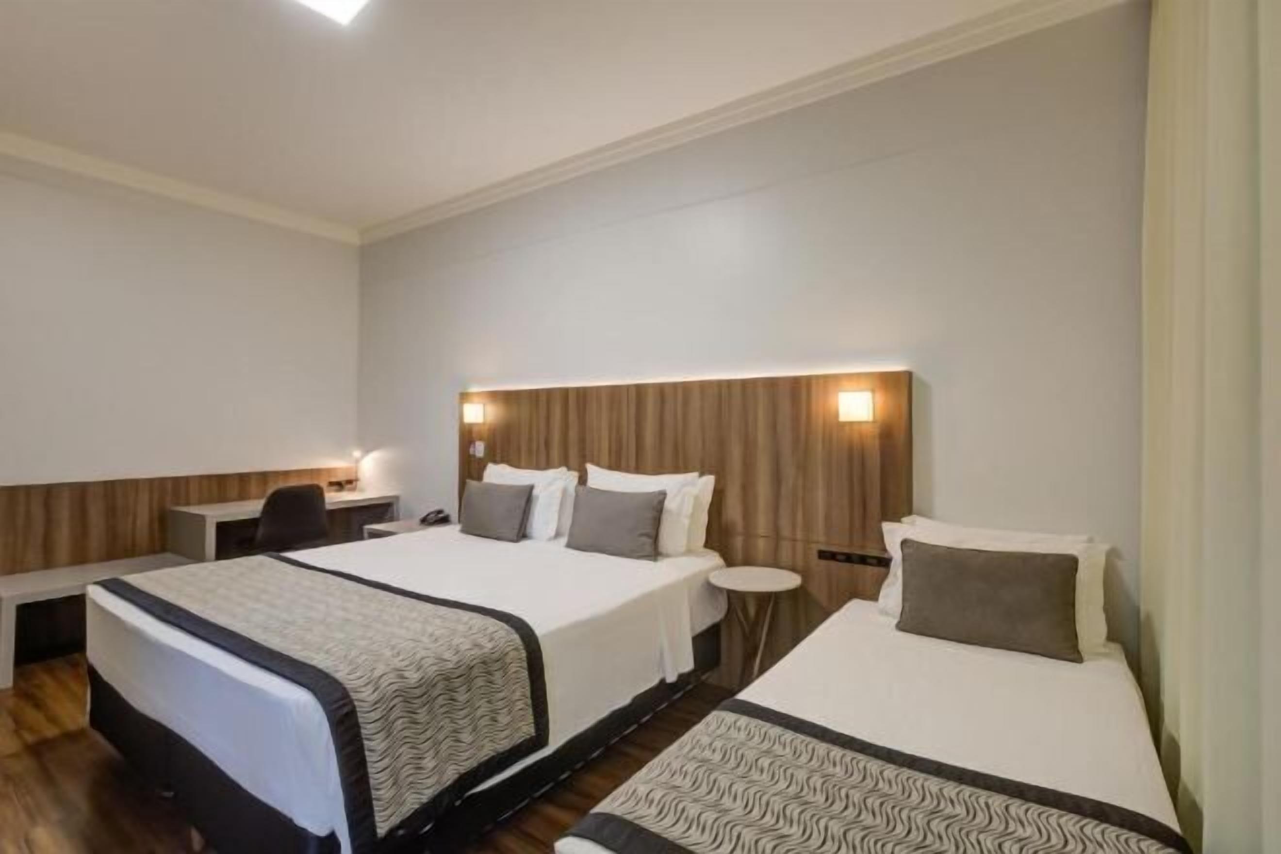 Zimmersafe, Schreibtisch, laptopgeeigneter Arbeitsplatz