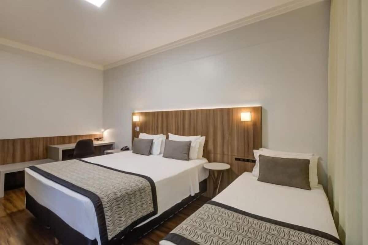 Una cassaforte in camera, una scrivania, postazione laptop