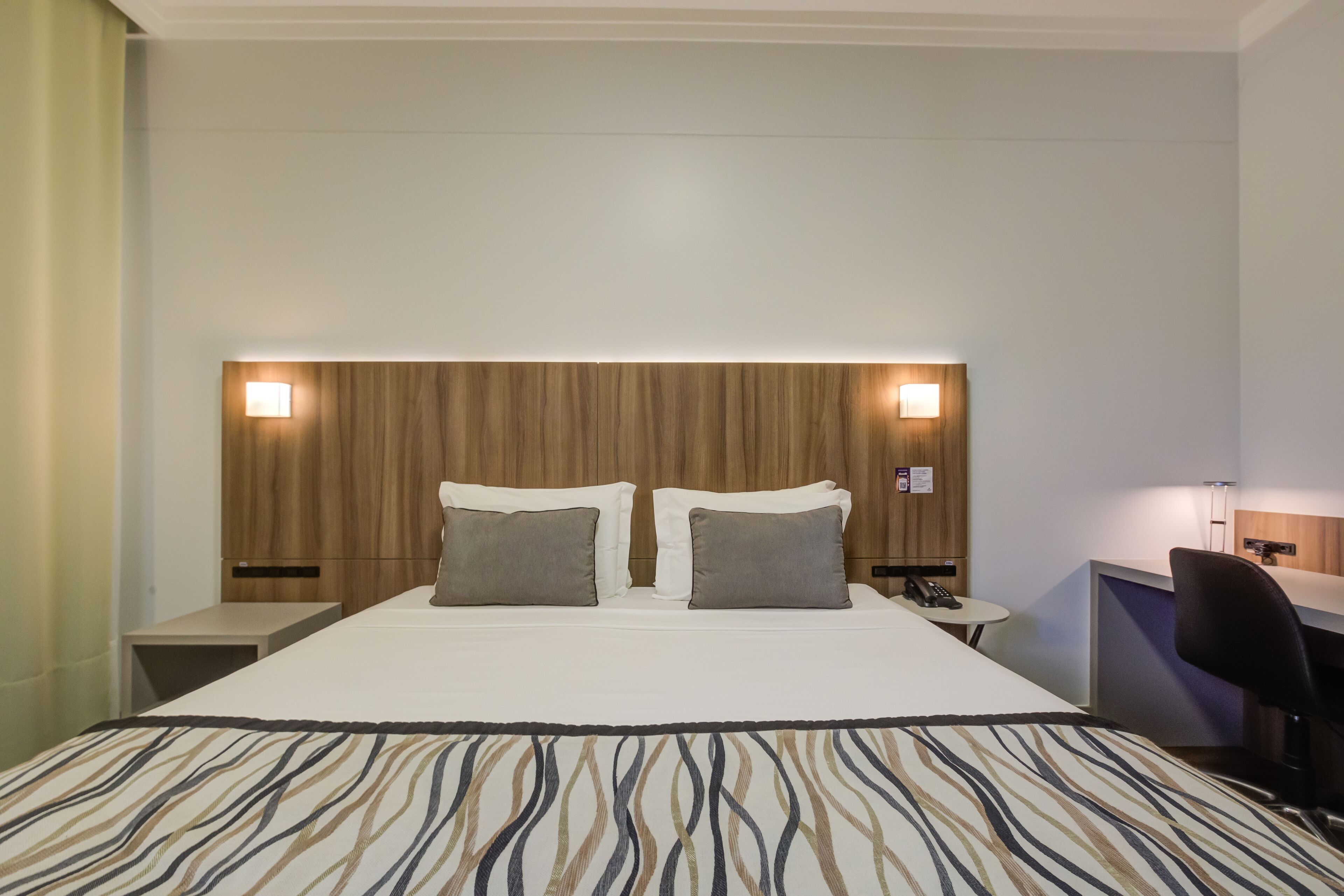 deluxe room | 1 bedroom, in-room safe, desk, laptop workspace