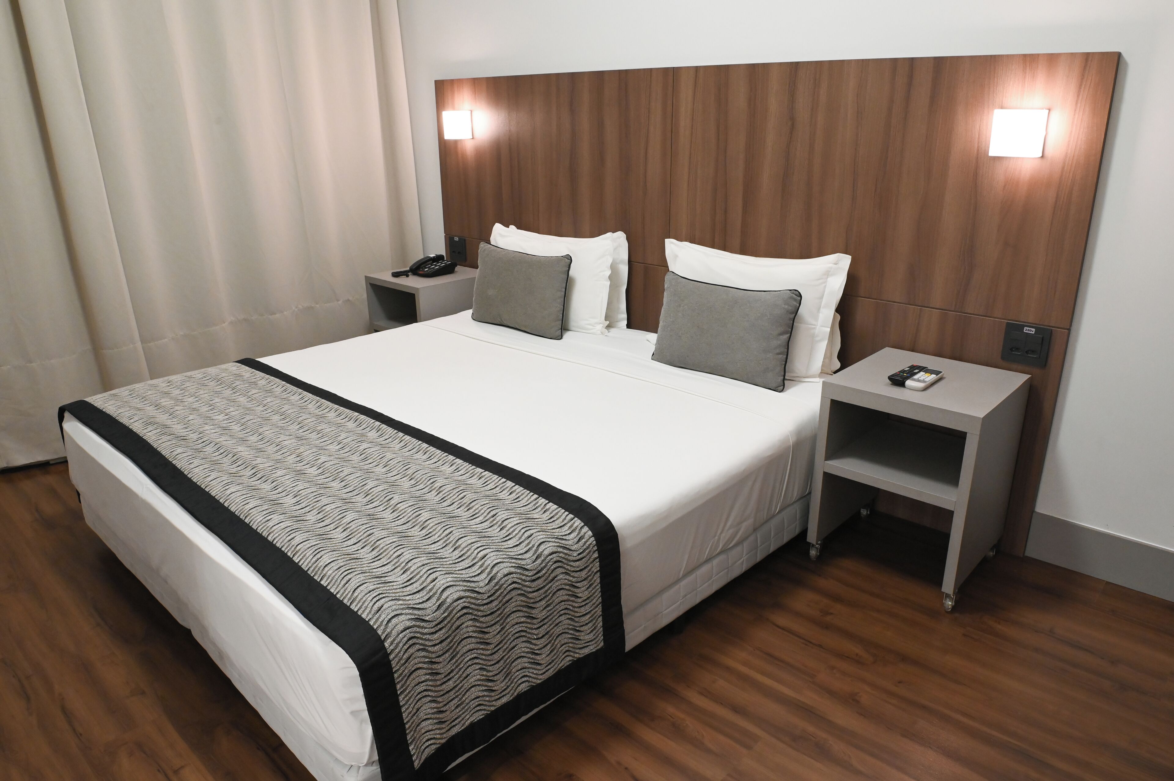 Apartamento familiar, accesible en silla de ruedas (superior) | Caja fuerte, escritorio, espacio para trabajar con un portátil