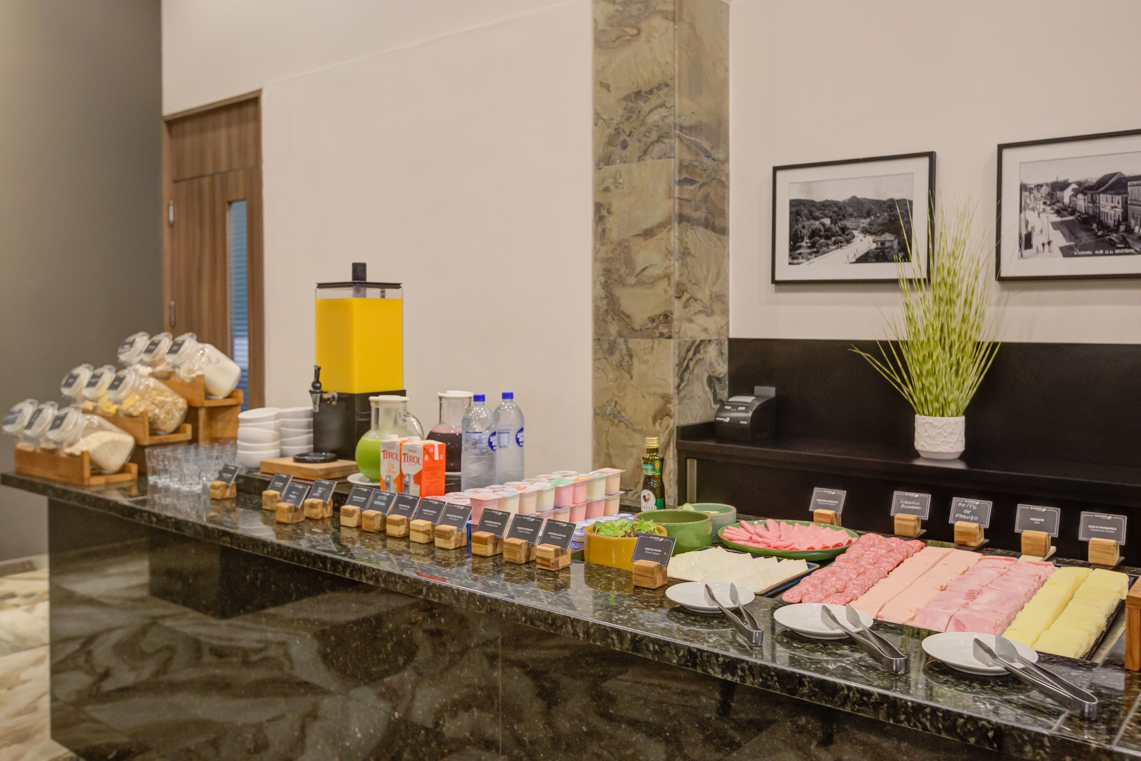 Un bufé de desayuno con diferentes alimentos y bebidas.