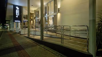 Fachada da propriedade à noite