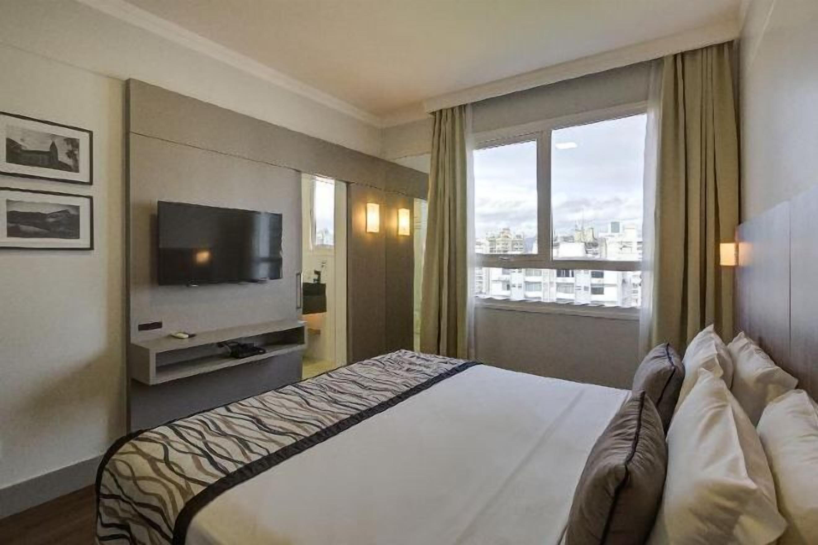 خزنة داخل الغرفة ومكتب ومساحة عمل للكمبيوتر المحمول وستائر تعتيم