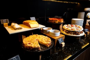 Café da manhã com buffet grátis todos os dias