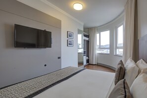 家庭公寓 (superior) | 客房  内保险箱、办公桌、笔记本电脑工作区、遮光窗帘