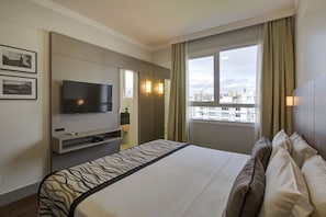 Quarto casal luxo, 1 cama de casal | Cofres nos quartos, escrivaninha, espaço de trabalho para notebook