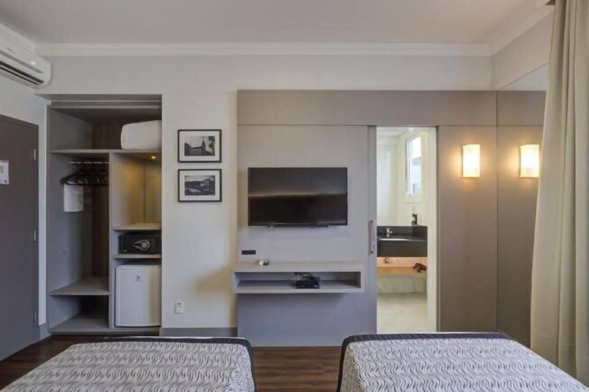 Una cassaforte in camera, una scrivania, postazione laptop