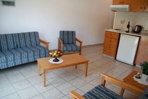 Estudio, vista a la alberca | Área de sala de estar