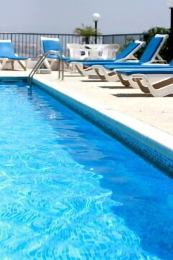 室外泳池；泳池傘、躺椅