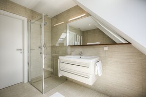 Appartamento Deluxe, 4 camere da letto (Penthouse, sleeps 6) | Bagno | Set di cortesia gratuito, asciugacapelli, pantofole, asciugamani