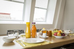 Appartamento Deluxe, 4 camere da letto (Penthouse, sleeps 6) | Pasti in camera
