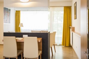 Appartamento Deluxe, 2 camere da letto | Pasti in camera