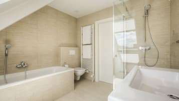 Deluxe-huoneisto, 4 makuuhuonetta (Penthouse, sleeps 6) | Kylpyhuone | Ilmaiset hygieniatuotteet, hiustenkuivaaja, tohvelit, pyyhkeet