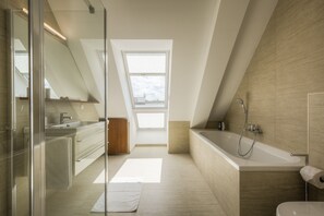 Deluxe 4 Bedroom Penthouse Apartment - Sleeps 6 | Bathroom | Free toiletries, hair dryer, slippers, towels - Vienna Grand Apartments CITY (Vienna)