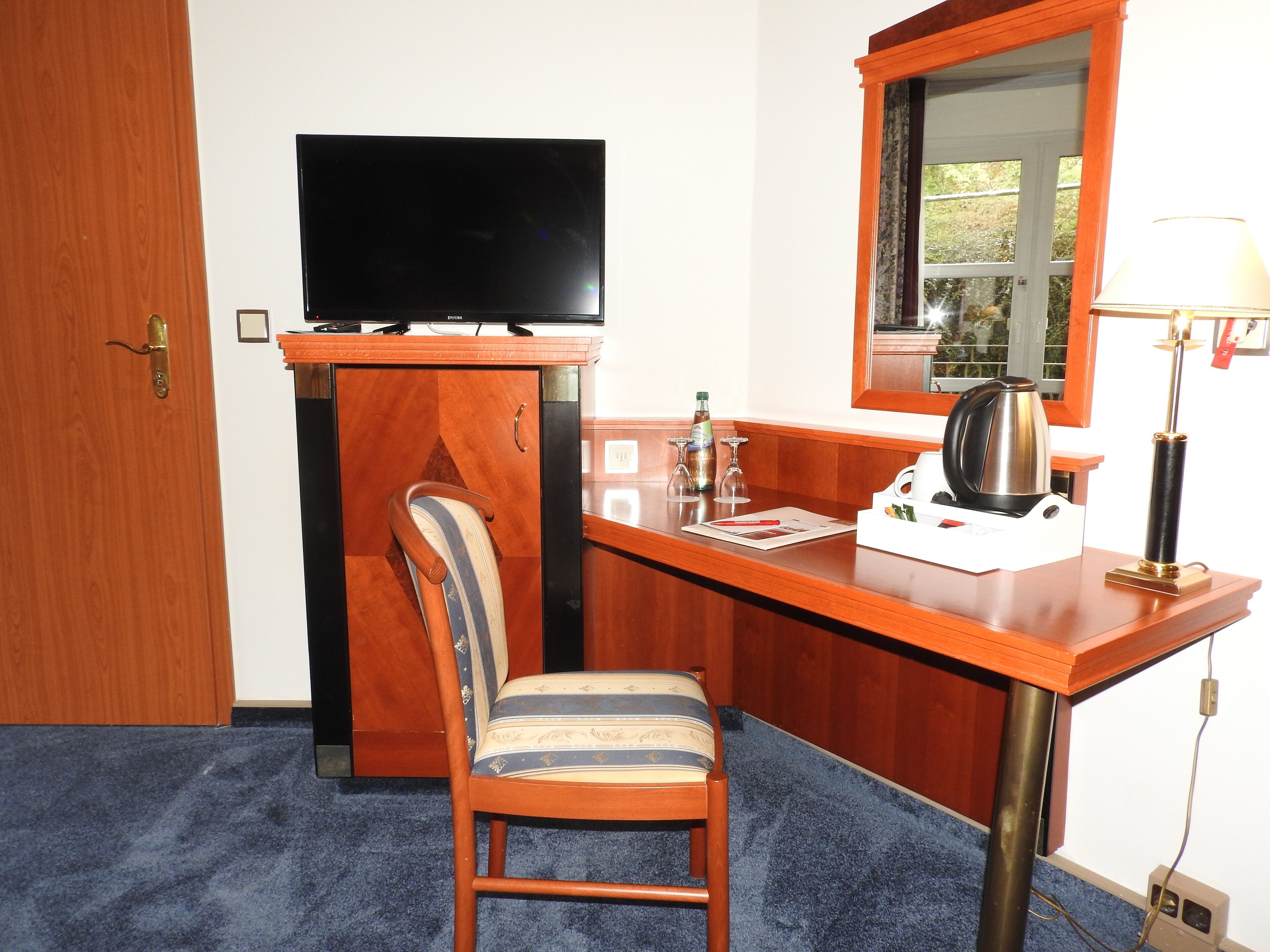 32-inch tv with satellite channels