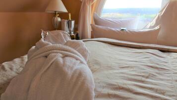 Luxury Suite | Hypo-allergenic bedding, desk, free WiFi, bed sheets