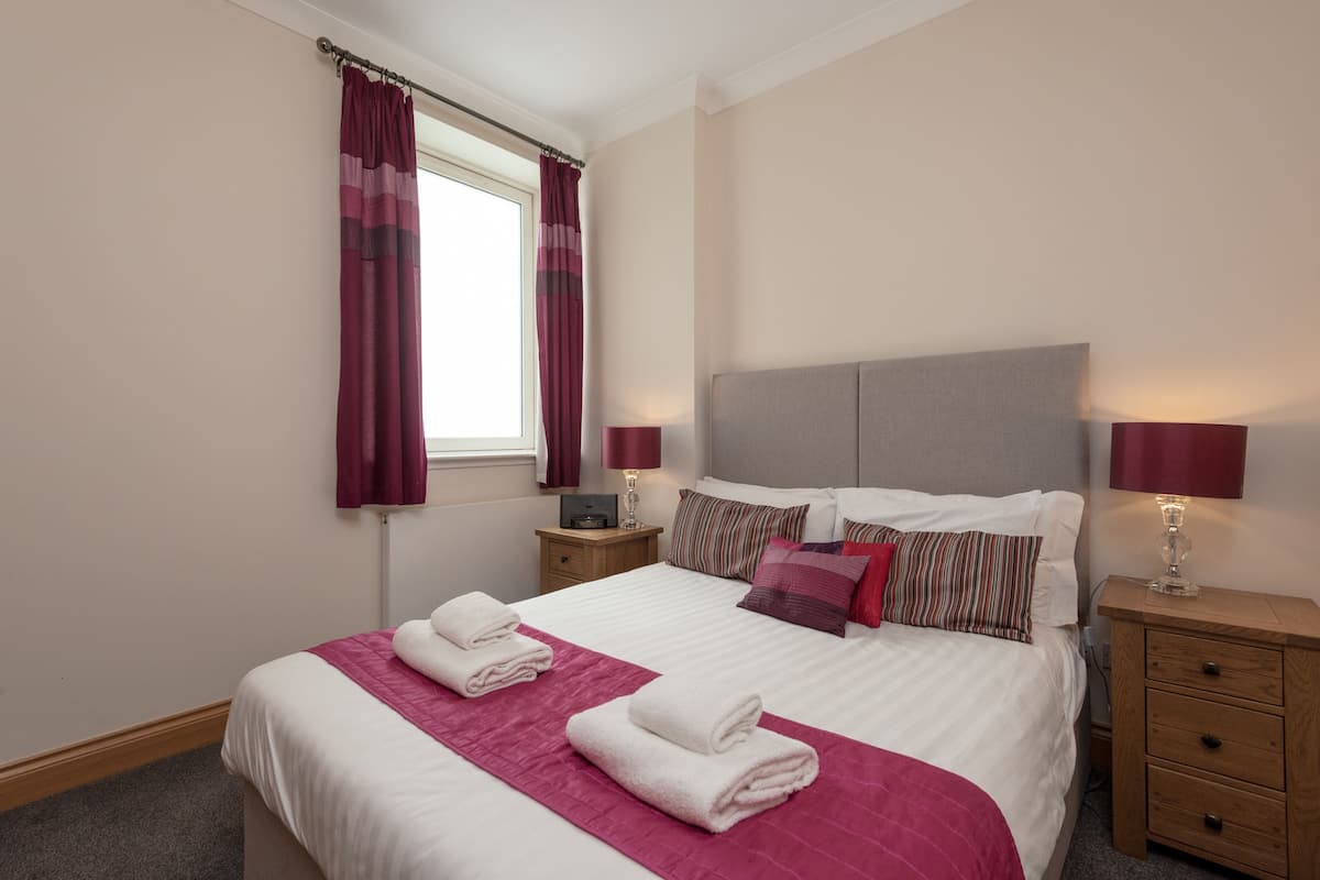 Apartment, 1 Schlafzimmer (103 Hutcheson Street) | Hochwertige Bettwaren, Bügeleisen/Bügelbrett, Babybetten, Zustellbetten
