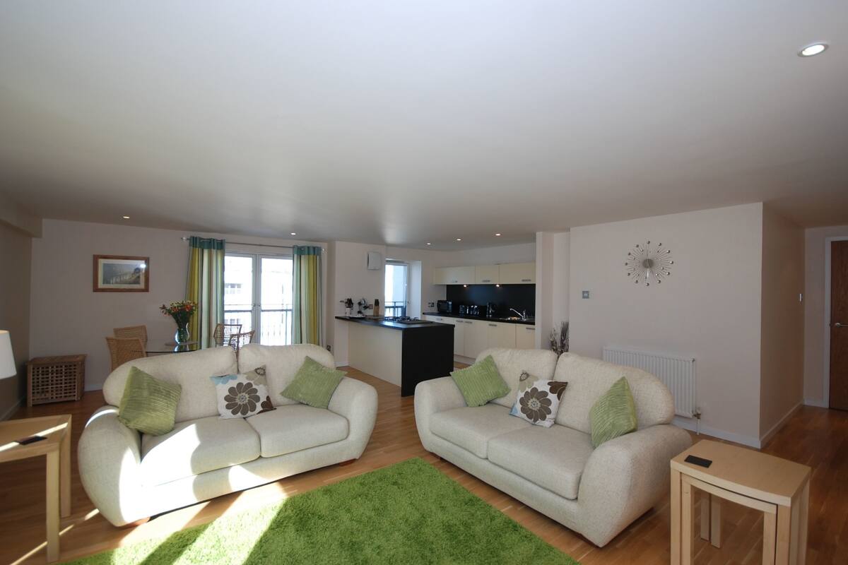 Classic-Apartment, 2 Schlafzimmer, barrierefrei, 2 Bäder | Wohnbereich | Flachbildfernseher