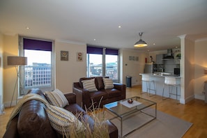 City Apartment, 2 Bedrooms (350 Argyle Street, Glasgow, G2 8NE) | Living area