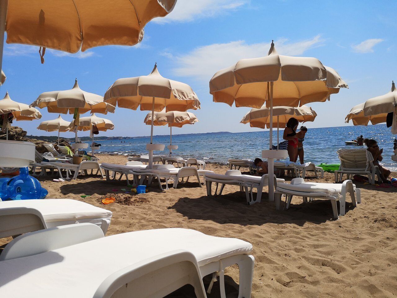 Privéstrand vlakbij, ligstoelen aan het strand, parasols, een strandbar