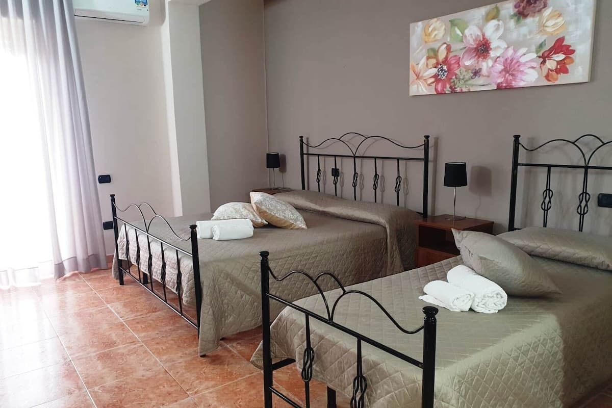 Standard Triple Room, Private Bathroom (Tripla Finestra) | Premium bedding, minibar, in-room safe, desk