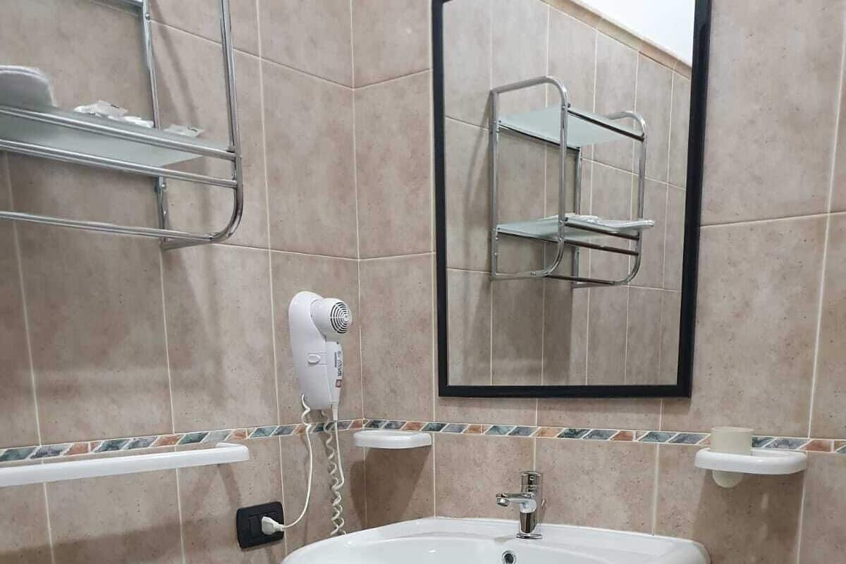 Standard Double Room, Private Bathroom, Courtyard View (Matrimoniale Standard) | Bathroom | Shower, free toiletries, bidet, towels