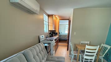 Suite Classique, plusieurs lits | Restauration dans la chambre