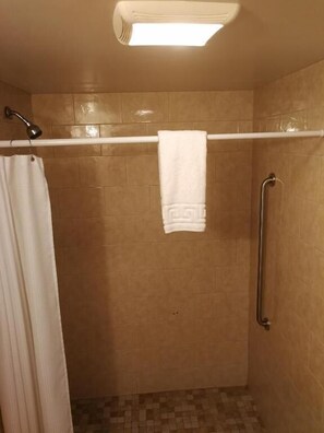 Basic Single Room, 1 Queen Bed | Bathroom | Free toiletries, hair dryer, towels, soap - Pine View Lodge (Old Orchard Beach)