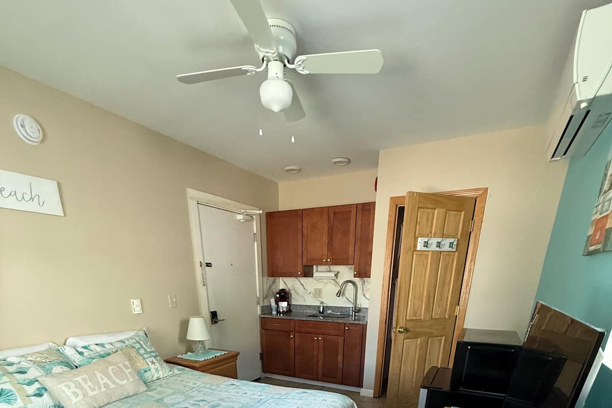 Studio Deluxe, 1 grand lit, cuisinette | Literie de qualité, accès au Wi-Fi (inclus), literie fournie
