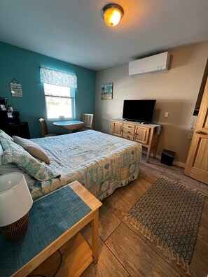 Basic Single Room, 1 Queen Bed | Premium bedding, free WiFi, bed sheets