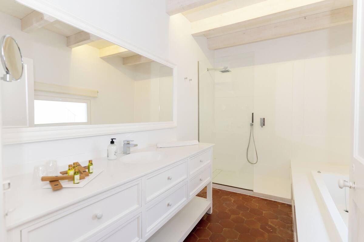 superior double room | bathroom | free toiletries, hair dryer, towels