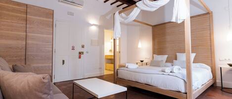 Superior Double Room | Peralatan tempat tidur premium, meja, langsir/tirai gelap terus