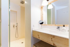 Superior dubbelrum | Badrum | Gratis toalettartiklar, hårtork och handdukar