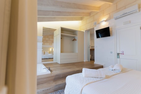 Quarto casal superior | Roupas de cama premium, escrivaninha, cortinas blackout