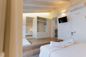 Biancheria da letto di alta qualità, una scrivania, tende oscuranti