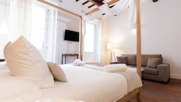 Premium bedding, desk, blackout curtains, free WiFi